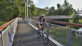 cyklistka na novem moste v male skale